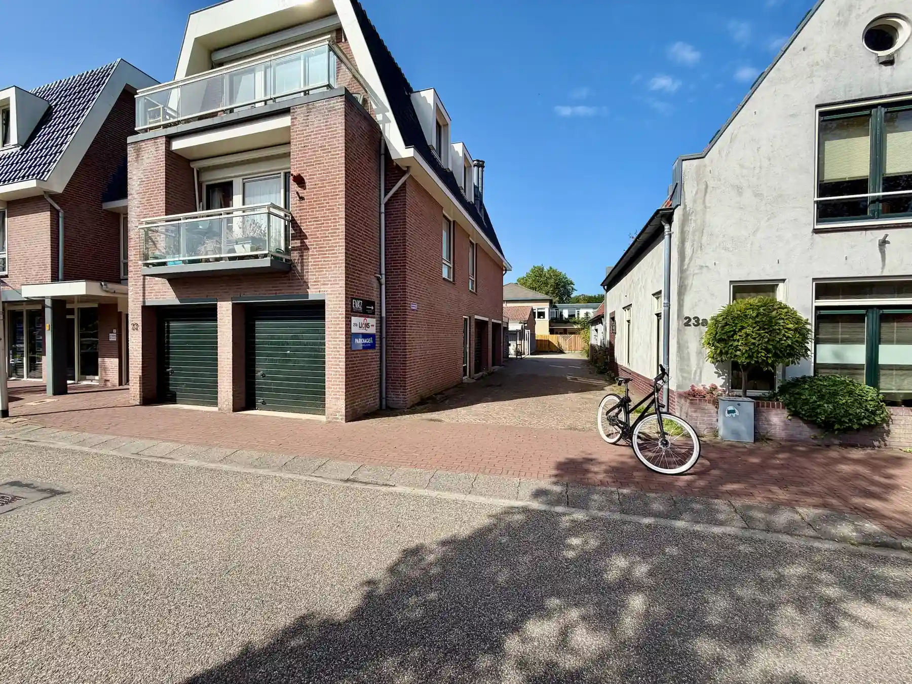 Path between Blekersvaartweg 22 and 23A leading to the EVA’Z studio