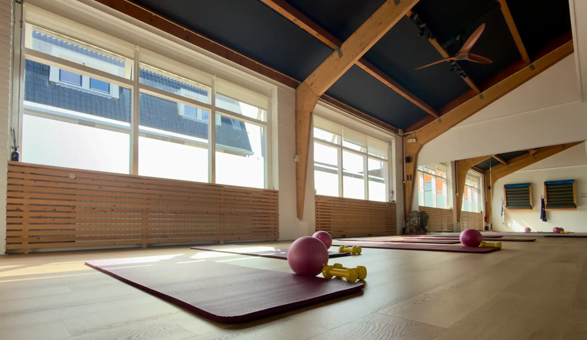 Pilatesopstelling in de studio van EVA’Z met matten, bal en gewichten